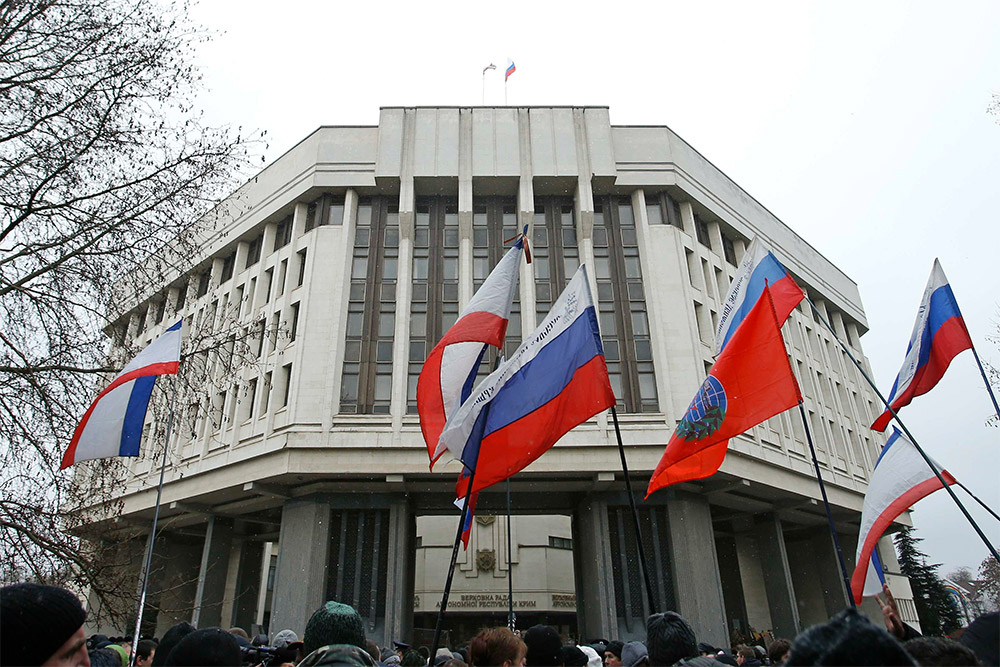 Участники митинга у здания совета министров Автономной республики Крым