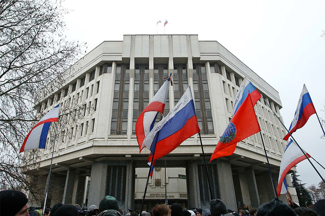 Участники митинга у здания совета министров Автономной республики Крым
