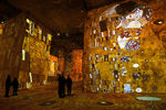 Мультимедийное шоу «Климт и Вена» в пещерах «Карьер-де-Люмьер»