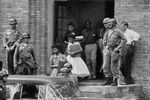 Войска национальной гвардии охраняют чернокожих школьников, идущих в школу в Литл-Рок, штат Арканзас, 1957 год