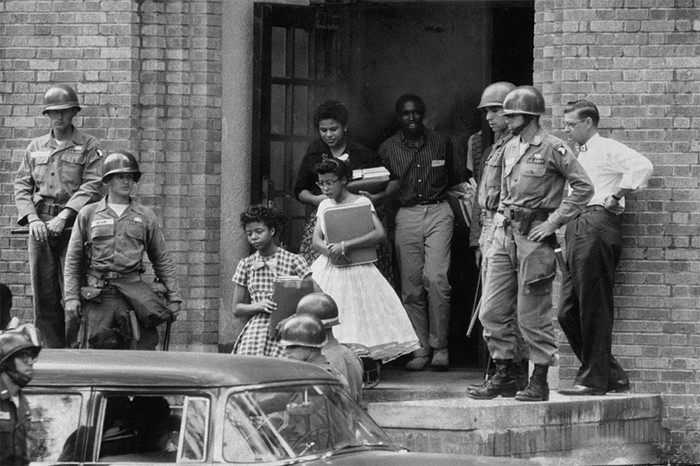 Войска национальной гвардии охраняют чернокожих школьников, идущих в&nbsp;школу в&nbsp;Литл-Рок, штат Арканзас, 1957&nbsp;год