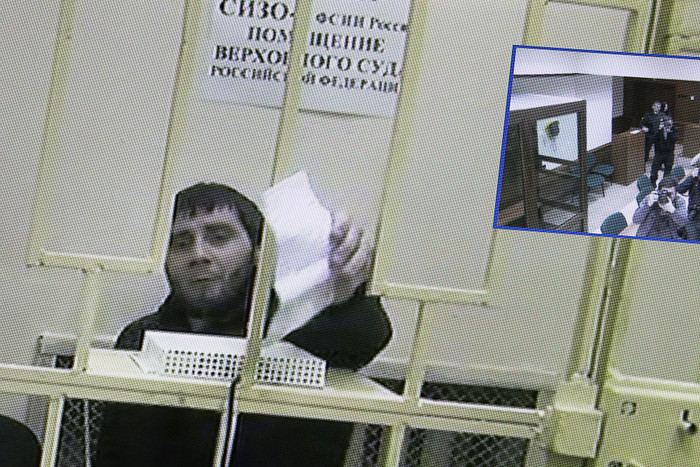 Заур Дадаев, обвиняемый по делу об убийстве политика Бориса Немцова, во время рассмотрения жалобы на арест в Мосгорсуде. 