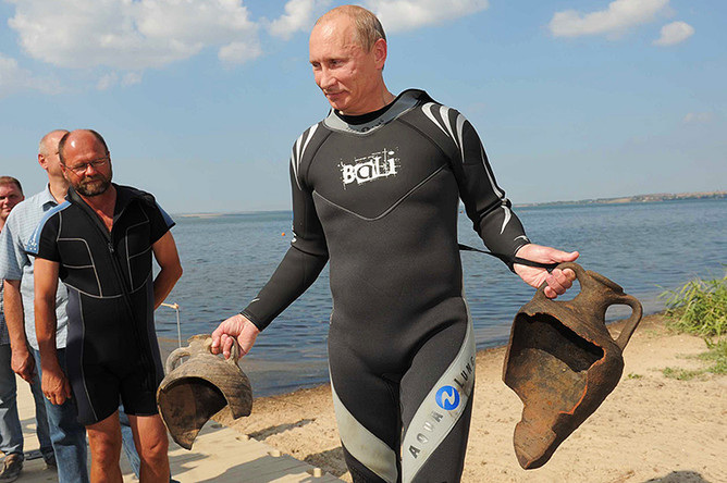 Владимир Путин держит в руках две древние амфоры, которые нашел на дне Таманского залива, куда он погрузился с аквалангом, чтобы увидеть «Русскую Атлантиду» — затопленную часть Фанагории, 2011 год