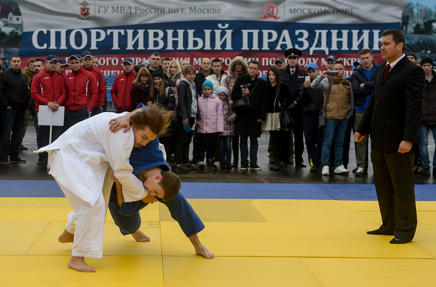 Участники ежегодного спортивного праздника московской полиции