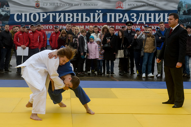 Участники ежегодного спортивного праздника московской полиции