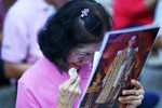 Жители Таиланда скорбят по умершему королю