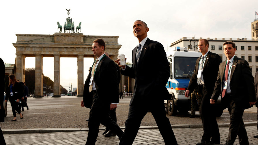 Барак Обама проходит мимо Бранденбургских ворот в&nbsp;Берлине, 17&nbsp;ноября 2016&nbsp;года