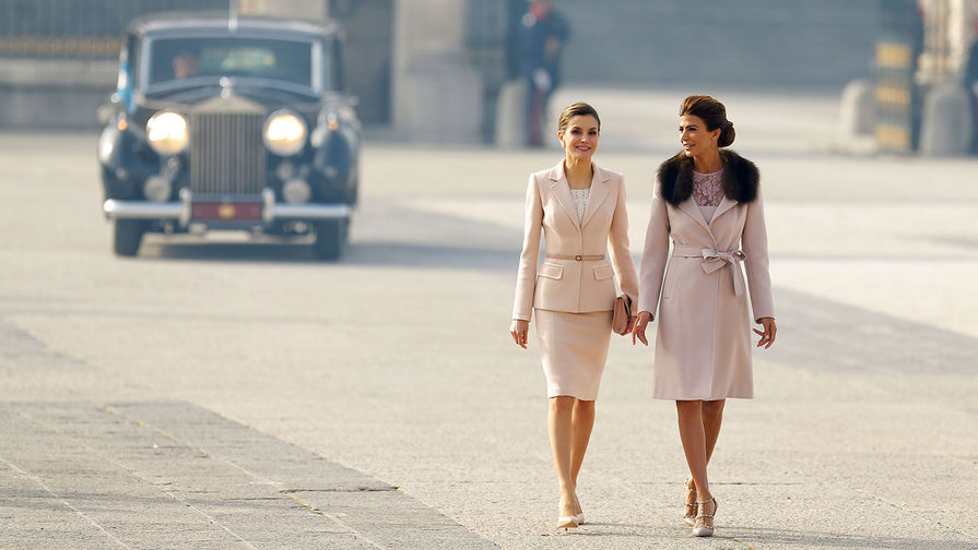Королева Испании Летисия и супруга аргентинского президента Хулиана Авада во время церемонии в&nbsp;королевском дворце в&nbsp;Мадриде, 22&nbsp;февраля 2017&nbsp;года