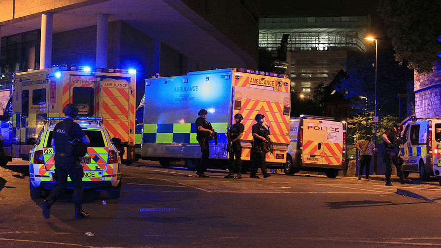 Экстренные службы и полиция около&nbsp;стадиона &laquo;Манчестер Арена&raquo; после взрыва на&nbsp;концерте, 22&nbsp;мая 2017&nbsp;года