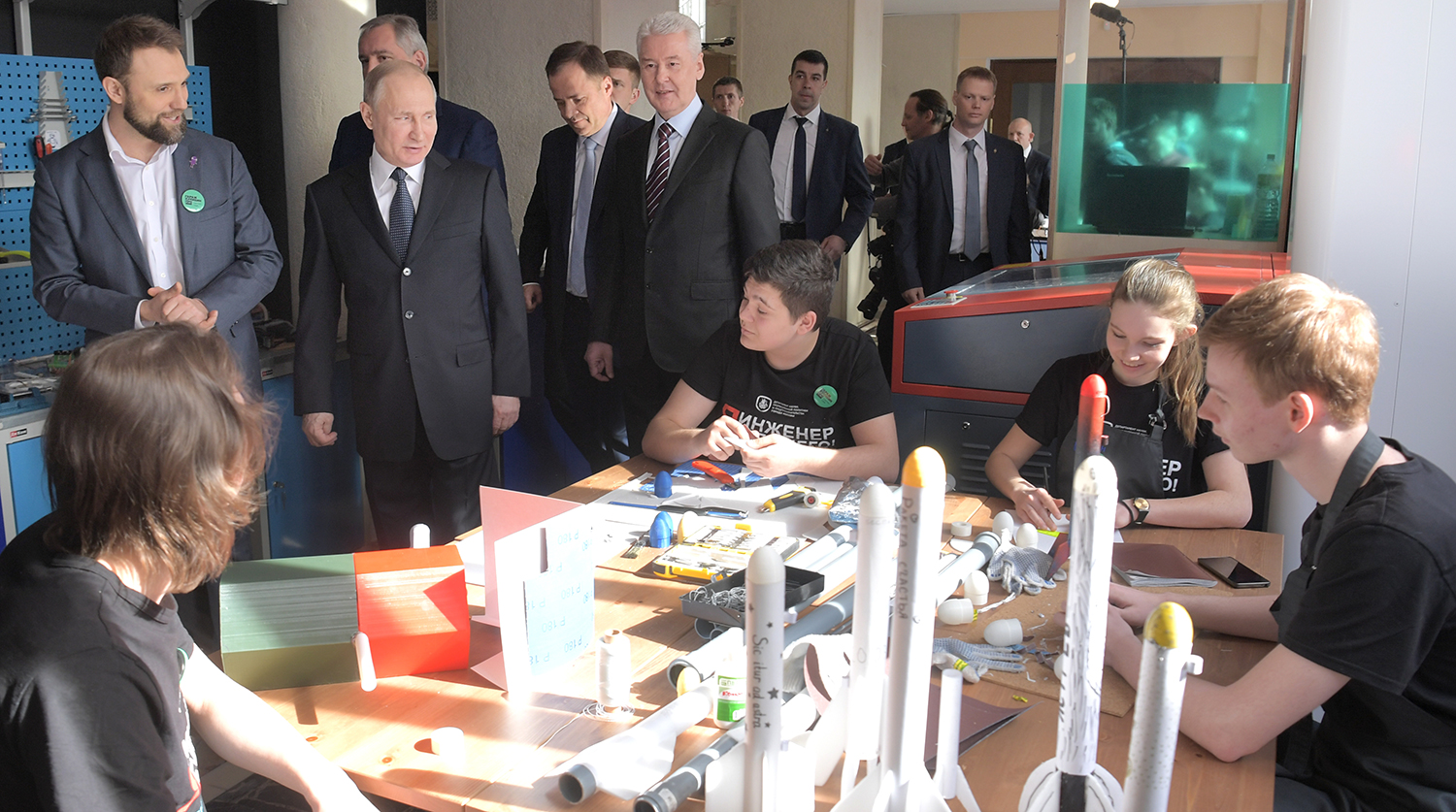 Президент России Владимир Путин во время посещения детского технопарка в реконструированном павильоне «Космос» на ВДНХ, 12 апреля 2018 года