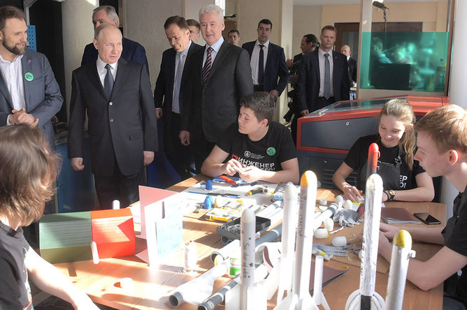 Президент России Владимир Путин во время посещения детского технопарка в реконструированном павильоне «Космос» на ВДНХ, 12 апреля 2018 года