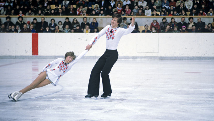 Советские фигуристы Марина Черкасова и Сергей Шахрай во время показательных выступлений во Дворце спорта в Лужниках.