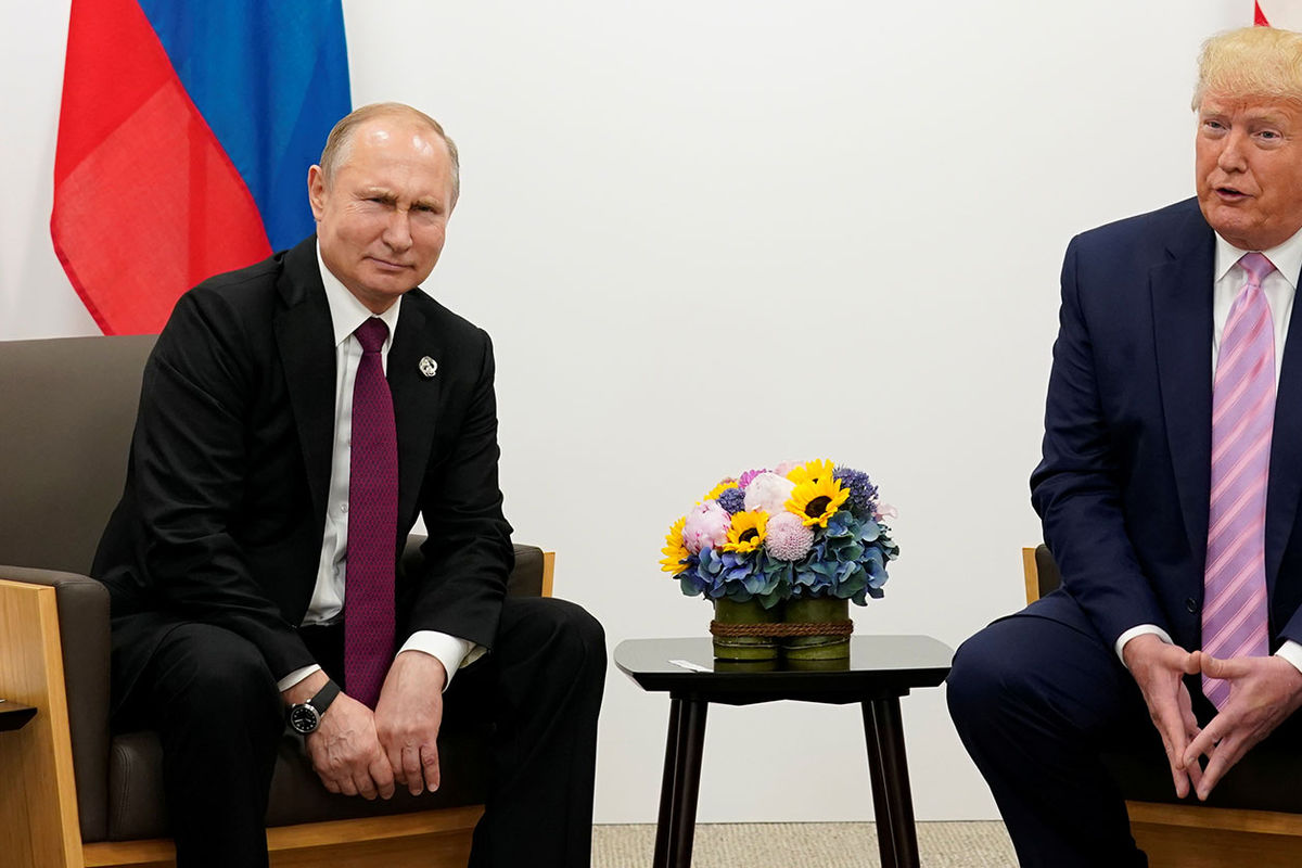 Президент России Владимир Путин и президент США Дональд Трамп во время встречи на полях саммита G20 в Осаке, 28 июня 2019 года 
