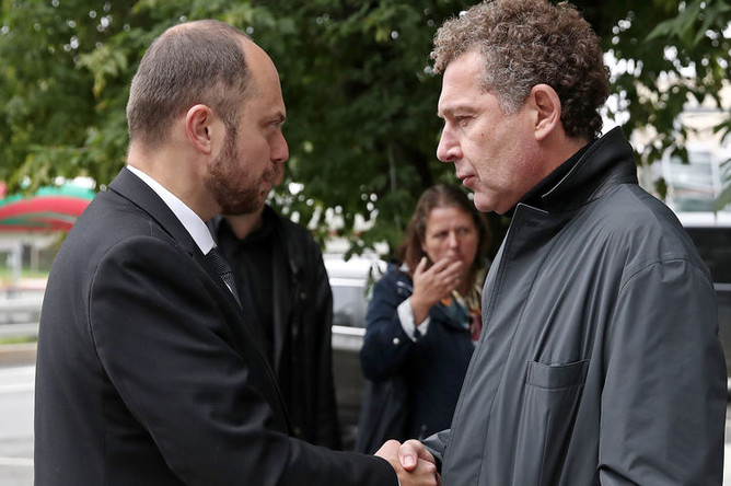 Журналист Владимир Кара-Мурза-младший и генеральный директор, председатель совета директоров Rambler&Co Александр Мамут во время прощание с журналистом Владимиром Кара-Мурзой–старшим в Сахаровском центре в Москве, 31 июля 2019 года