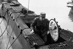 Генерал Шарль де Голль на борту подводной лодки, принадлежащей Французским морским Свободным силам, 1941 год