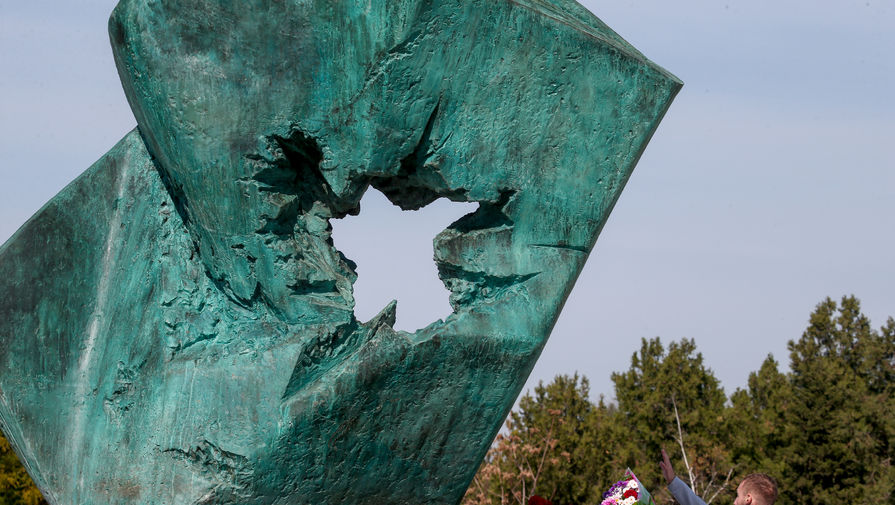 В Керчи увековечили память жертв стрельбы в колледже