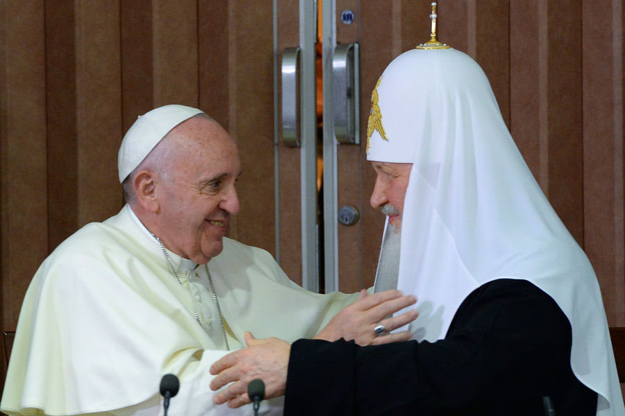 Патриарх Московский и всея Руси Кирилл (справа) и папа Римский Франциск, 2016 год