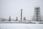 Храм Зевса накрыло снегом во время снегопада в Афинах, Греция, 24 января 2022 года