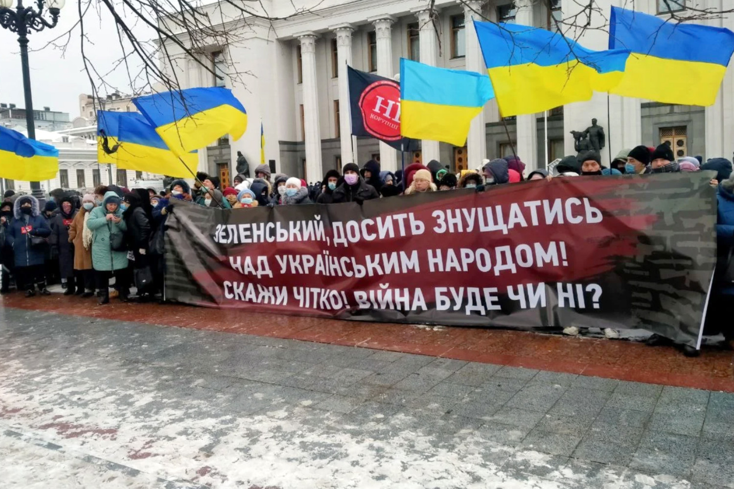Украинцы воюют против украинцев. Митинг Украина. Митинг в Киеве. Протесты на Украине против российских. Митинг украинцев против России.