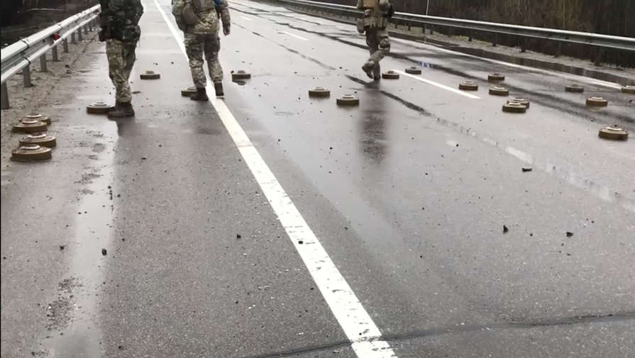 Украинские военные пинками разминировали трассу под Киевом и попали на видео