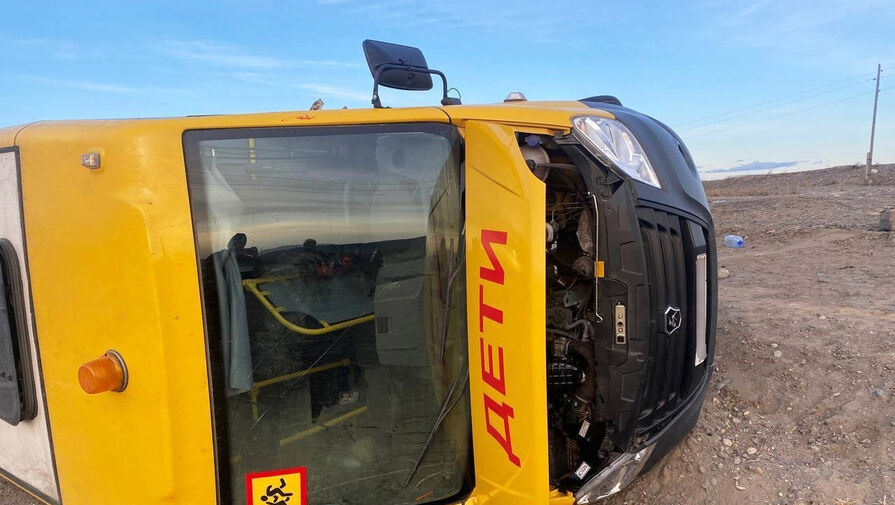 Машина детского экс-омбудсмена Тывы врезалась в школьный автобус, 12 детей пострадали