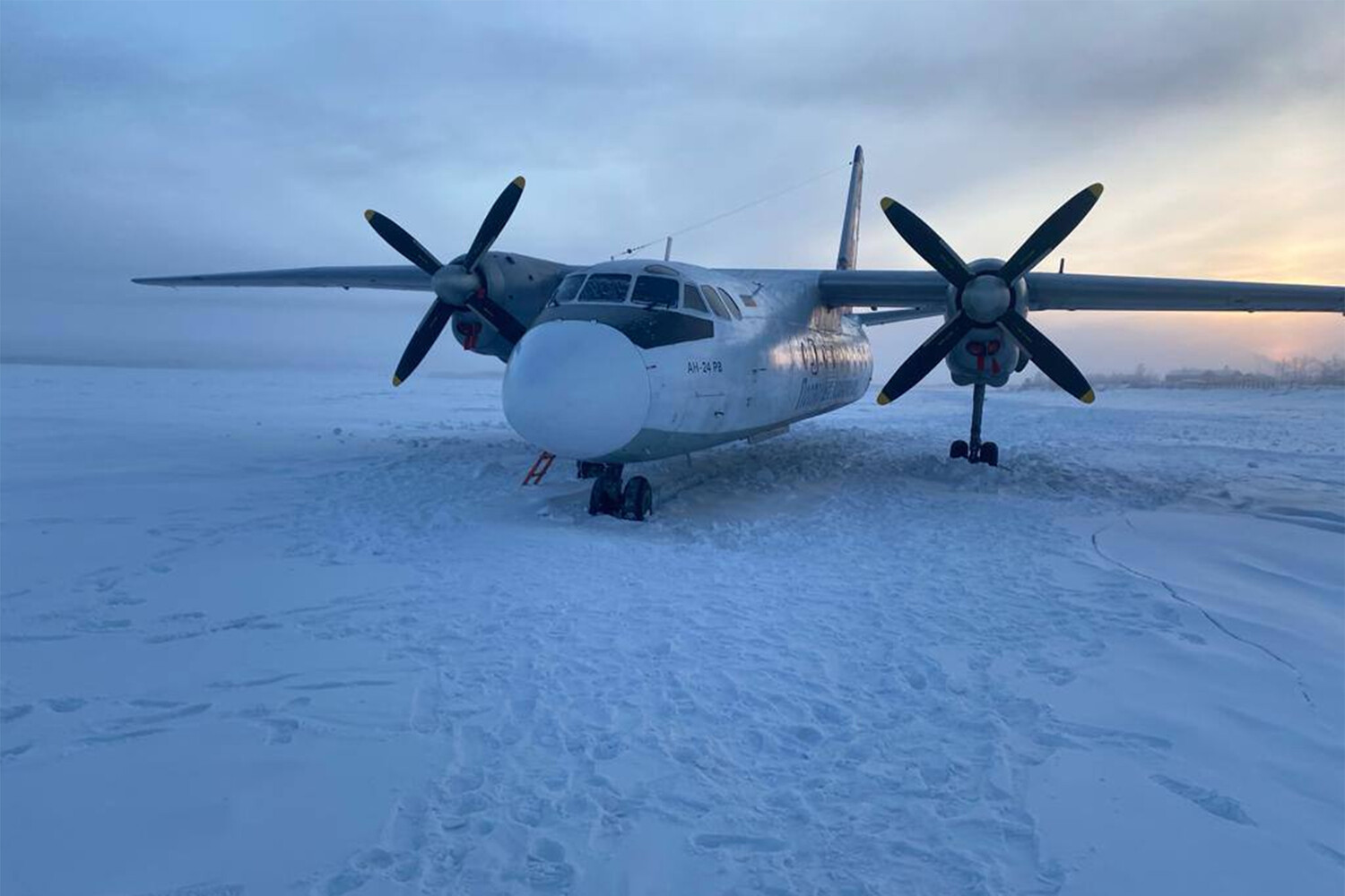 В Якутии Ан-24 с 30 пассажирами сел на реку. Причиной может быть ошибка  пилотов - Газета.Ru