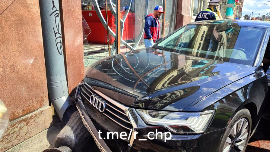 Audi влетел в стеклянную витрину магазина в центре Петербурга