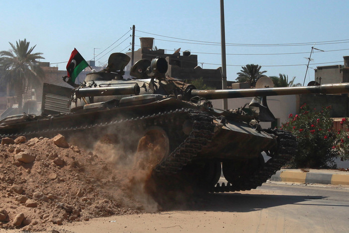 В&nbsp;ночь на&nbsp;воскресенье на&nbsp;западных окраинах Триполи появились первые повстанческие отряды, вступившие в&nbsp;ожесточенную перестрелку с&nbsp;войсками Каддафи.
