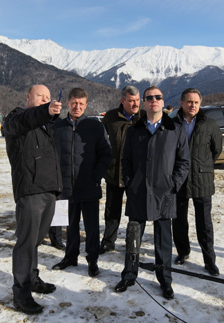 Президент РФ Дмитрий Медведев осматривает строящуюся трассу для&nbsp;сноуборда на&nbsp;горнолыжном курорте &laquo;Роза хутор&raquo;
