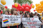 Во время акции ЛГБТ-активистов на Марсовом поле в Санкт-Петербурге