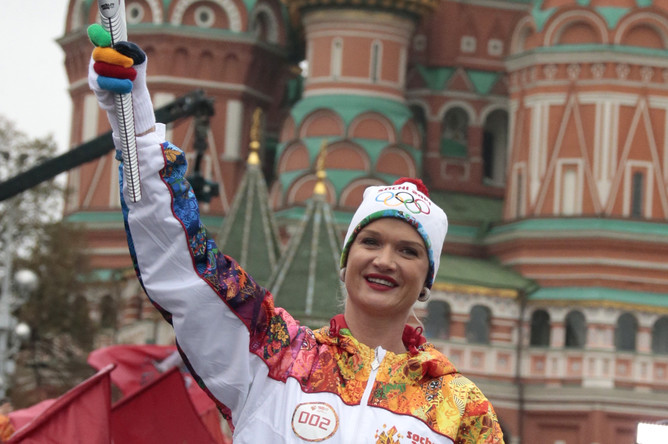 Гимнастка Светлана Хоркина во время старта первого этапа эстафеты олимпийского огня.