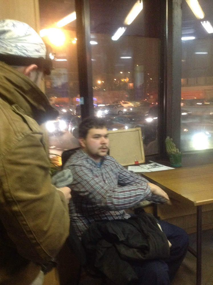 Олег Мельников на посту ДПС после того, как его вывели из автобуса