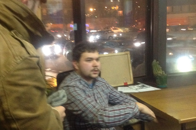 Олег Мельников на посту ДПС после того, как его вывели из автобуса