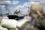 Народные ополченцы на блокпосту «Ясинуватский» при въезде в Донецк