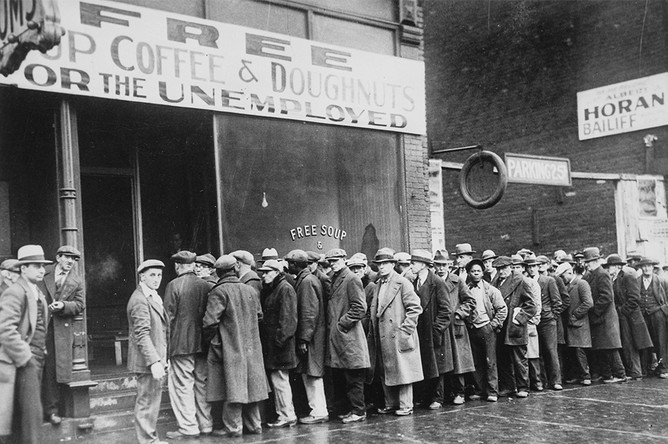 Урок 1929 года не прошел даром. Именно под влиянием тех событий в 1934 году, когда фондовый рынок начал, наконец, расти, было принято решение о создании практически всесильной Комиссии по ценным бумагам и биржам (U.S. Securities and Exchange Commission, SEC), которая железной рукой правит на фондовом рынке США. Была запрещена покупка акций в кредит, введена обязательная регистрация фондовых бирж и брокеров, сформулированы правила ведения дел по доверенности