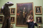 Посетитель фотографируется на фоне картины «Портрет императора Петра III» художника А.П. Антропова в Государственной Третьяковской галерее в рамках акции «Ночь искусств» в Москве