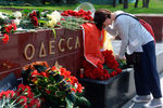 Женщина возлагает цветы к тумбе города Одессы у мемориала «Могила Неизвестного Солдата» в Александровском саду в Москве в память о погибших при пожаре в одесском Доме профсоюзов