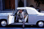Питер Фальк со своей машиной из сериала «Коломбо» – кабриолетом Peugeot 403