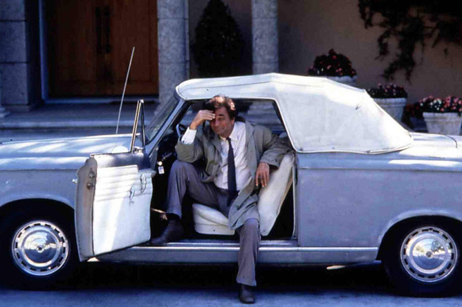 Питер Фальк со своей машиной из сериала «Коломбо» – кабриолетом Peugeot 403
