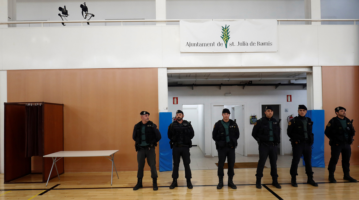 Испанская полиция заблокировала один из участков для голосования, 1 октября 2017