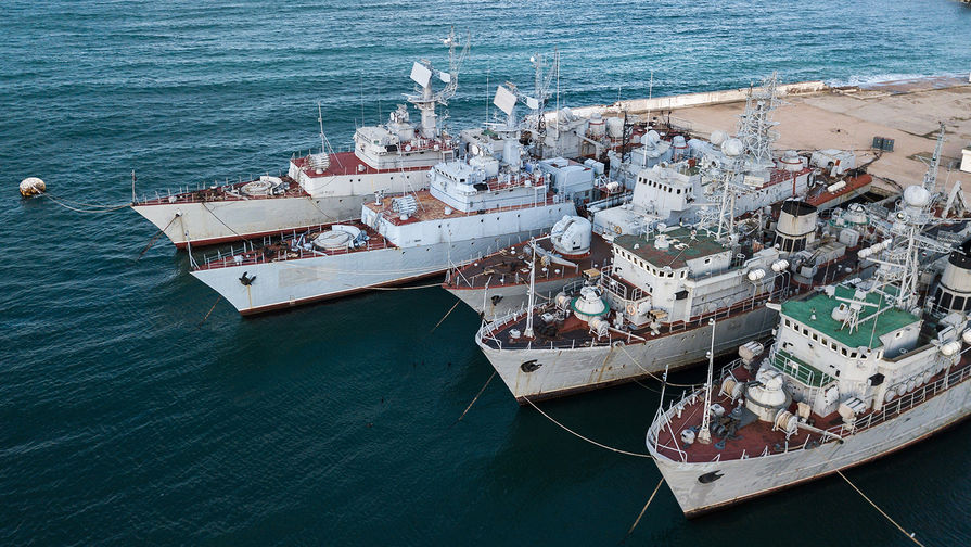 Военные корабли, которые ранее входили в состав военно-морских сил Украины, в бухте Севастополя, январь 2018