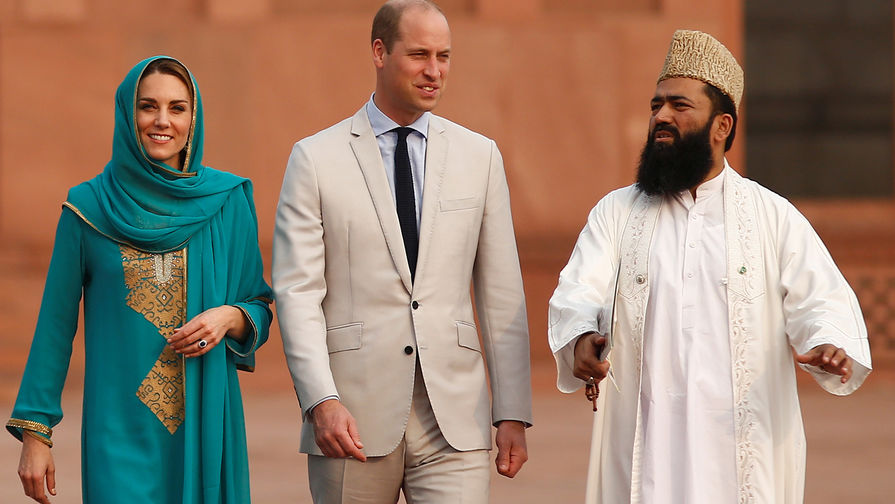 Герцогиня Кембриджская Кэтрин и принц Уильям во время посещения мечети Бадшахи в пакистанском Лахоре, 17 октября 2019 года