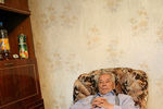 Михаил Калашников отдыхает в доме своей племянницы в родном селе Курья Алтайского края, 2007 год