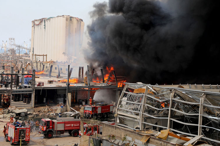 Тушение пожара на&nbsp;складе шин в&nbsp;порту Бейрута, 10 сентября 2020 года