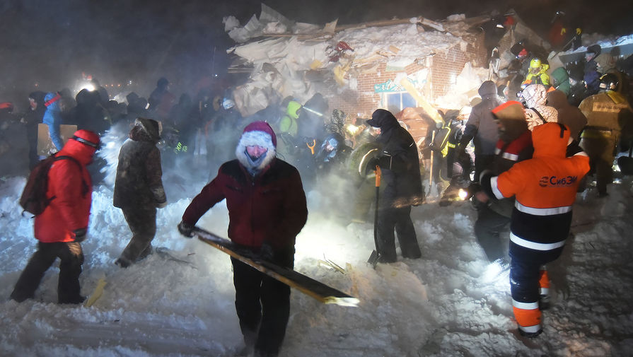 Поисково-спасательные работы на месте схода лавины на горнолыжный комплекс «Гора Отдельная» в Норильске, 9 января 2021 года