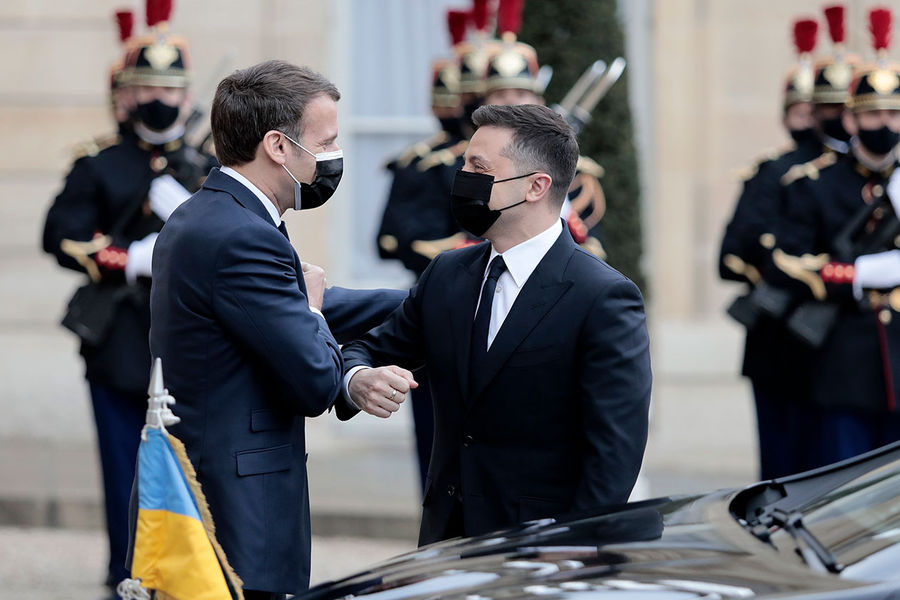 Президент Франции Эммануэль Макрон и президент Украины Владимир Зеленский в Елисейском дворце в Париже, 16 апреля 2021 года