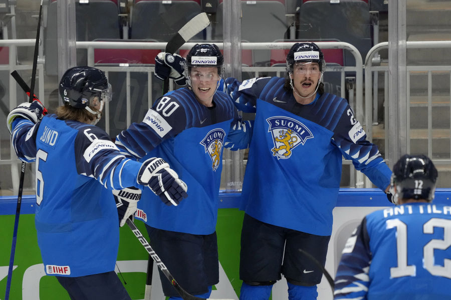 Сборная Финляндии празднует гол в ворота Германии на чемпионате мира по хоккею