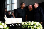 Основатель группы «Ласковый май» Сергей Кузнецов (справа) на церемонии прощания с певцом Юрием Шатуновым в зале на Троекуровском кладбище в Москве, 26 июня 2022 года