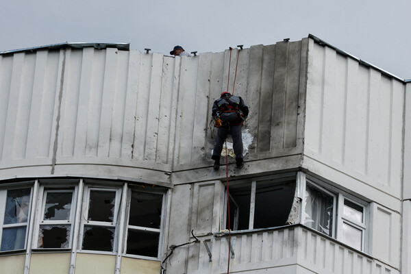 Рабочие устраняют повреждения на&nbsp;крыше многоэтажного жилого дома после атаки беспилотника в&nbsp;Москве, 30&nbsp;мая 2023&nbsp;года