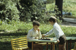 Мальчики играют в шашки в Чеховском районе Московской области, 1984 год 